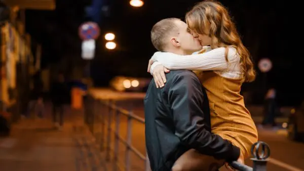 άντρες γυναίκες ζευγάρι στον δρόμο