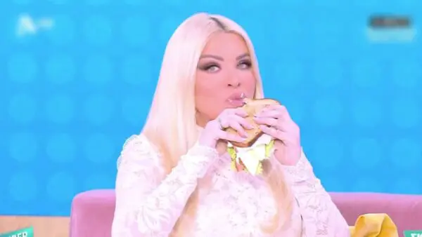 Η Κατερίνα Καινούργιου τρόγωντας το viral σάντουιτς