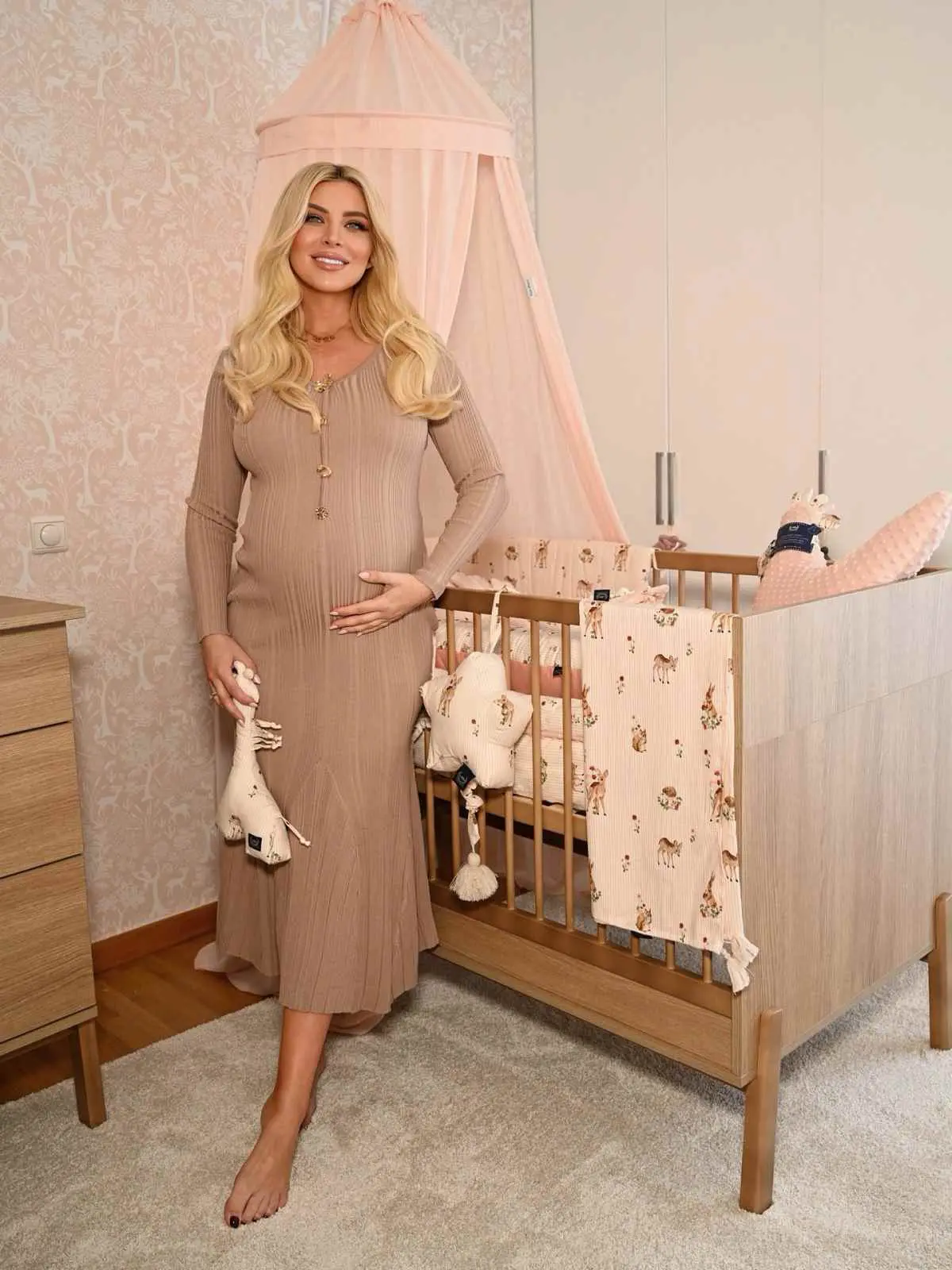 Η Κατερίνα Καινούργιου στο παιδικό δωμάτιο της κόρης της