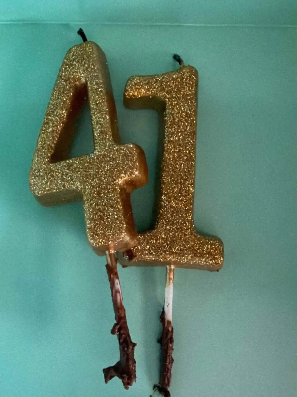 Τα κεράκια από την τούρτα γενεθλίων της Φαίης Σκορδά