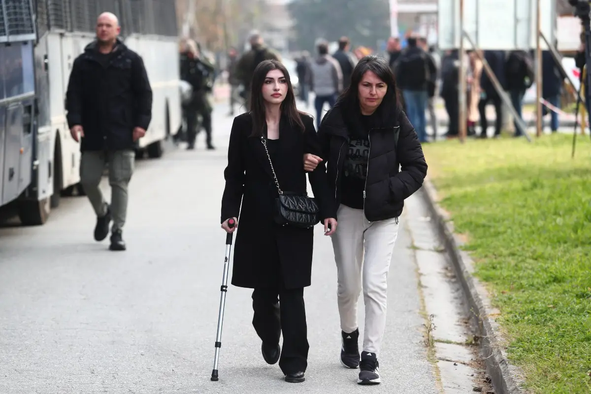 Δίκη για τα Τέμπη: «Θα σε σκίσω» - Ένταση μεταξύ συγγενών των θυμάτων και κατηγορουμένων