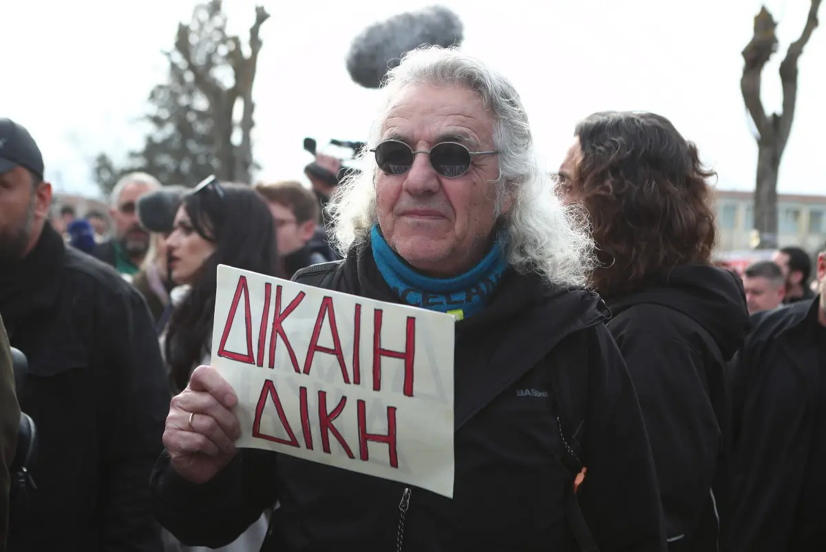 Δίκη για τα Τέμπη: «Θα σε σκίσω» - Ένταση μεταξύ συγγενών των θυμάτων και κατηγορουμένων