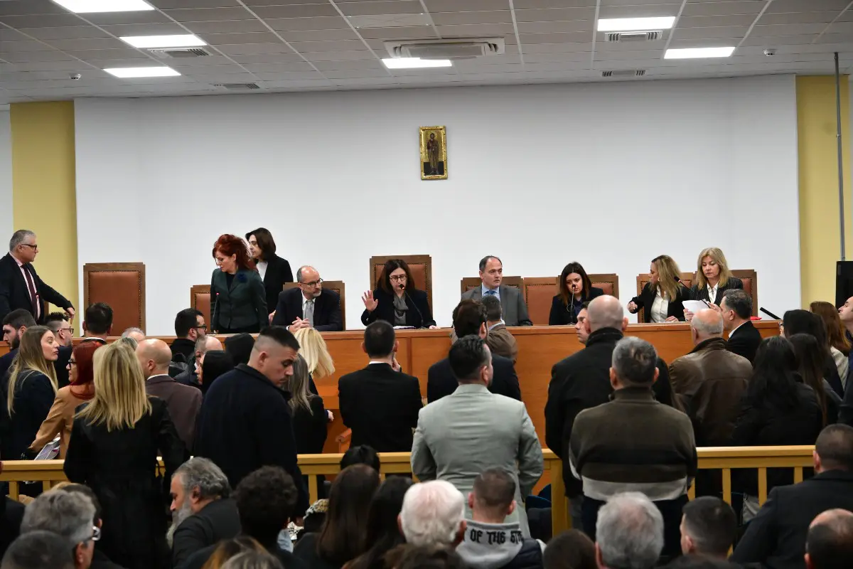 Δίκη για τα Τέμπη: «Θα σε σκίσω» - Ένταση μεταξύ συγγενών των θυμάτων και κατηγορουμένων