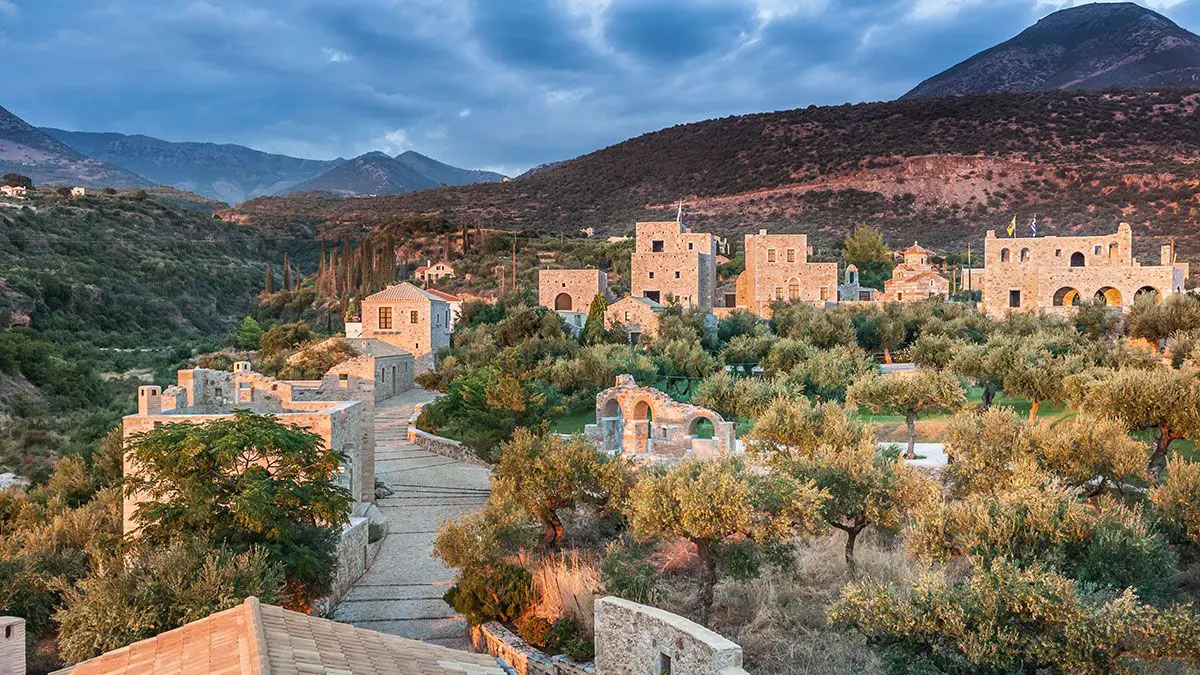«TZOKEIKA» Traditional Settlement: Πέτρινο σκηνικό στην καρδιά της Μάνης