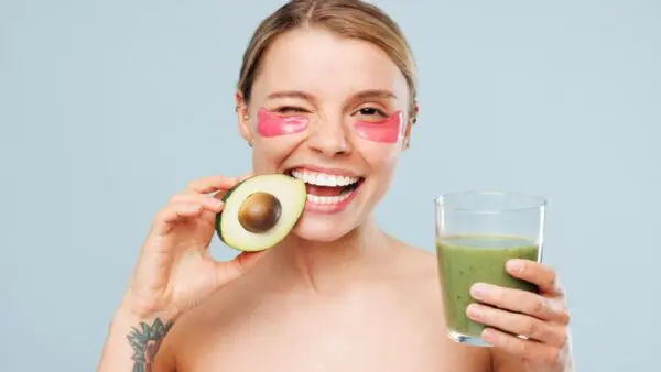 αντιγήρανση γυναίκα πίνει χυμό