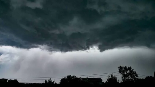 Καιρός 10/1: Βροχές, καταιγίδες και χιόνια στα ορεινά