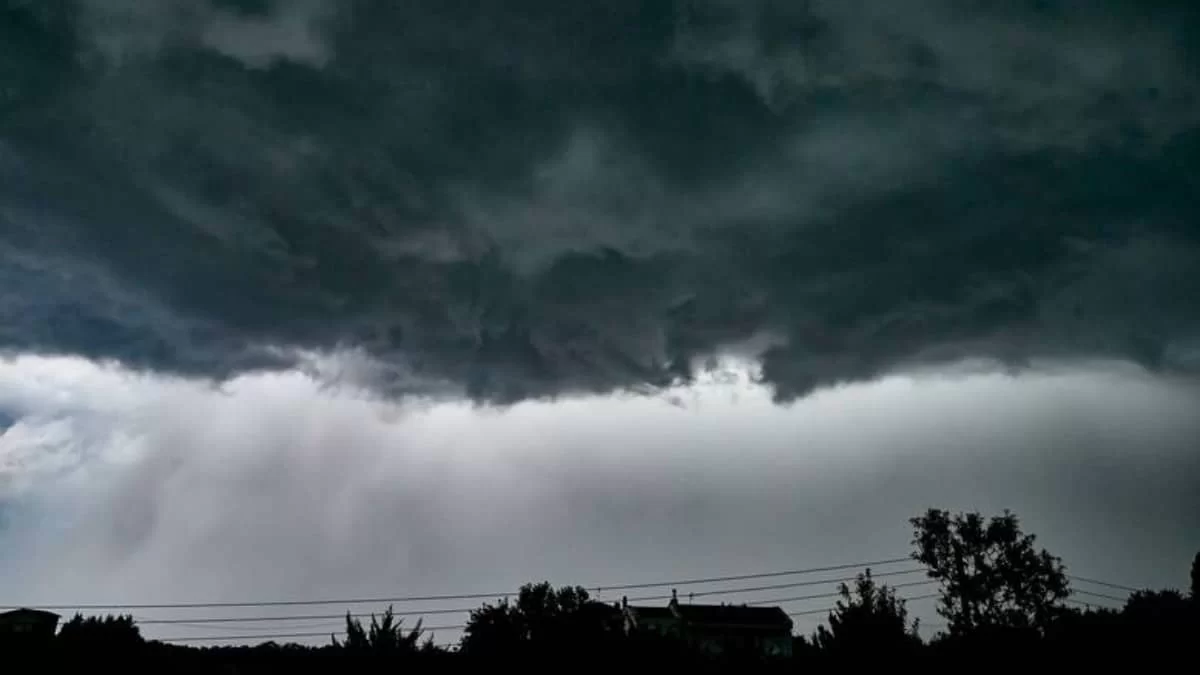 Καιρός 10/1: Βροχές, καταιγίδες και χιόνια στα ορεινά