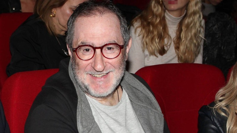 O Θοδωρής Ρωμανίδης στο θέατρο.