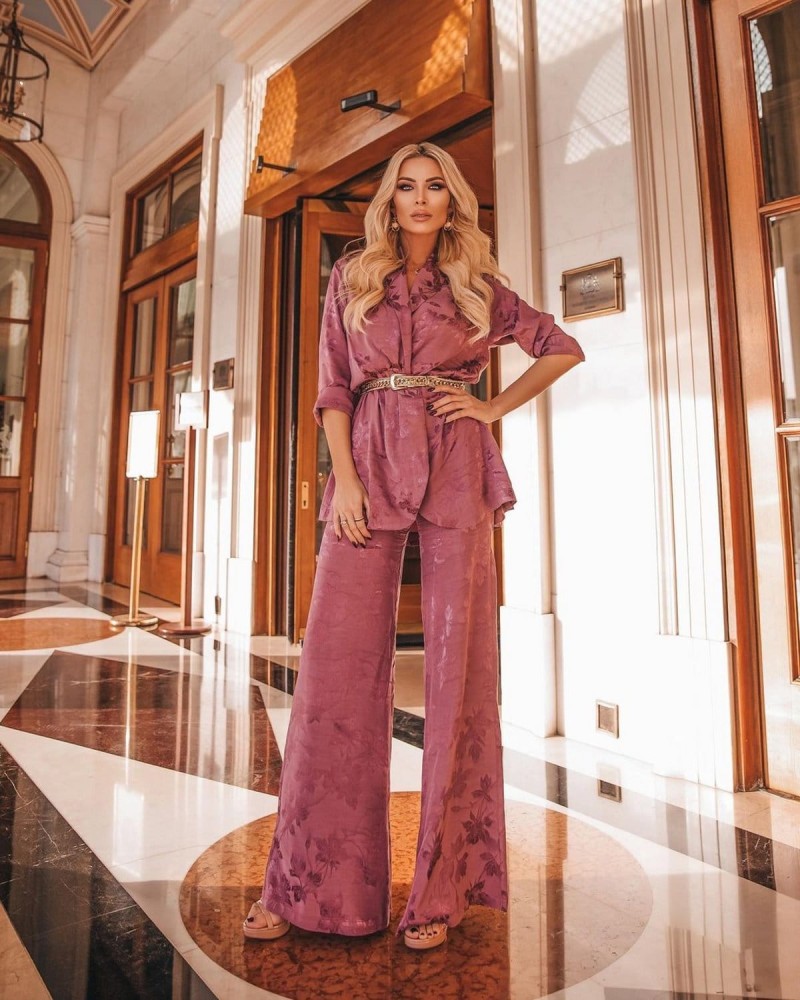 Κατερίνα Καινούργιου με twin set