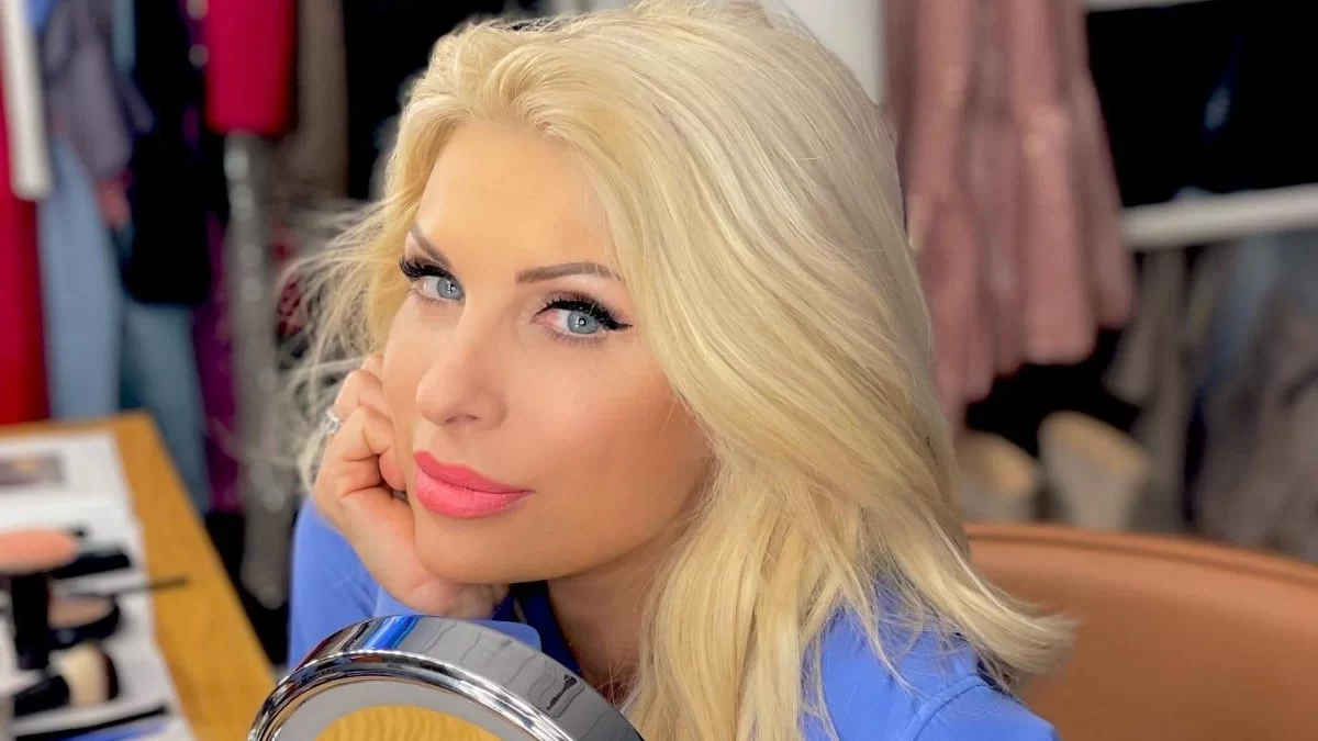 Αμακιγιάριστη και με άφτιαχτο μαλλί η Ελένη Μενεγάκη - Δεκάδες αντιδράσεις για τη φωτογραφία που δημοσίευσε