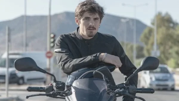 Μελαχρινή και 7 χρόνια μεγαλύτερή του - Αυτή είναι η σύντροφος του Κώστα Νικούλι από την σειρά Σασμός