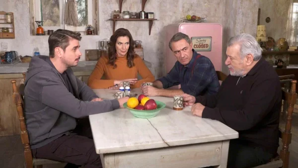 Χαιρέτα μου τον Πλάτανο: Έξαλλος ο Παναγής με τη σχέση του Ηλία με τη Φιλιώ