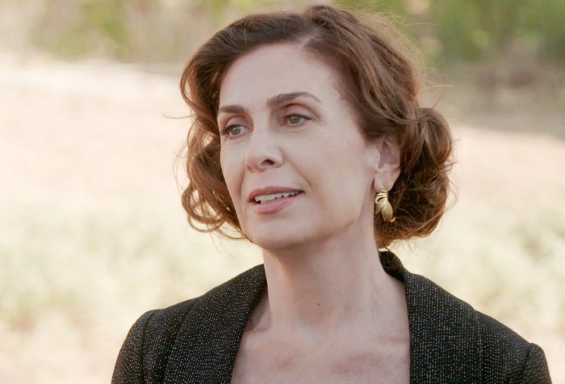 Η Μυρσίνη ορμάει με μανία στην Δρόσω στις Άγριες Μέλισσες