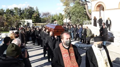 Αλέκος Φασιανός: Οι πρώτες εικόνες από την κηδεία του αγαπημένου ζωγράφου