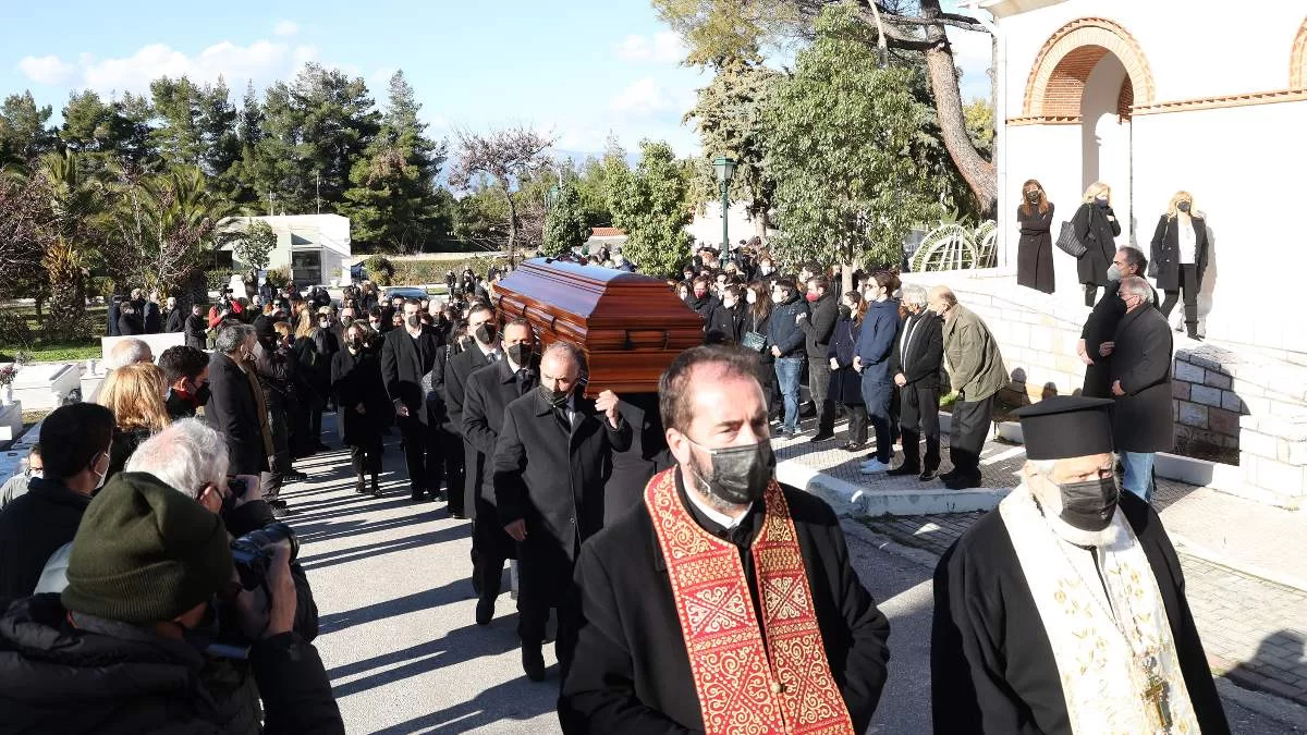 Αλέκος Φασιανός: Οι πρώτες εικόνες από την κηδεία του αγαπημένου ζωγράφου