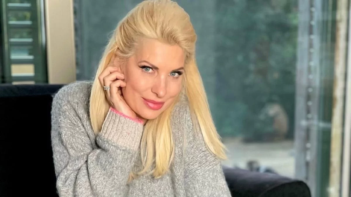 Με σκούφο και μπουφάν βγήκε στον χιονισμένο κήπο της στα Μελίσσια η Ελένη Μενεγάκη