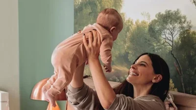 Κυριακάτικη βόλτα για την Χριστίνα Μπόμπα και τα δίδυμα μαζί με την πεθερά της - Το τρυφερό στιγμιότυπο