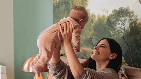 Κυριακάτικη βόλτα για την Χριστίνα Μπόμπα και τα δίδυμα μαζί με την πεθερά της - Το τρυφερό στιγμιότυπο