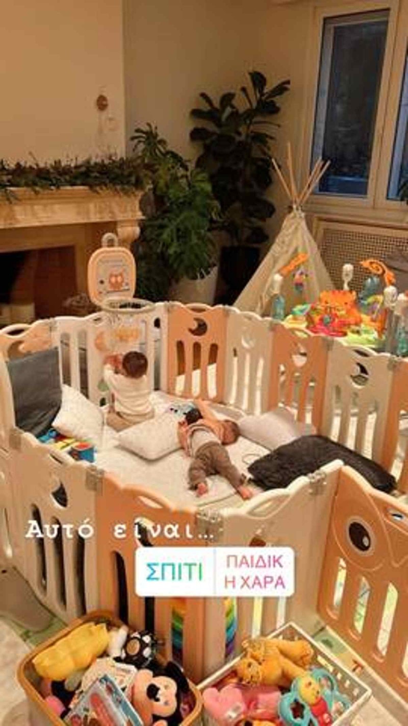 Οι δίδυμες κόρες της Χριστίνας Μπόμπα έχουν μετατρέψει το σαλόνι σε παιδότοπο
