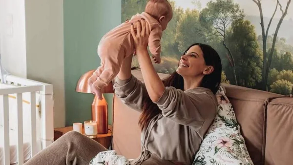 Η τρυφερή φωτογραφία της Χριστίνας Μπόμπα με τις κορούλες της - Παίζουν στο σαλόνι τεραστίων διαστάσεων