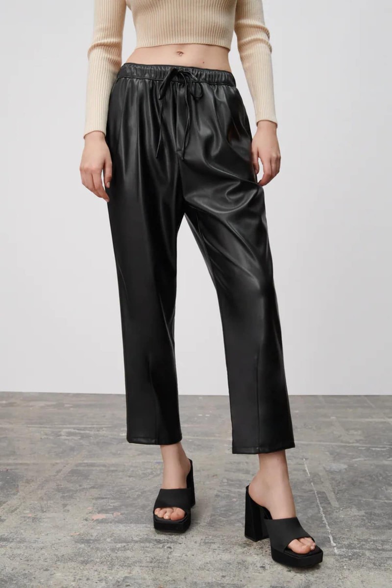 Το Zara παντελόνι που κάνει 9,99 και το θέλουν όλες