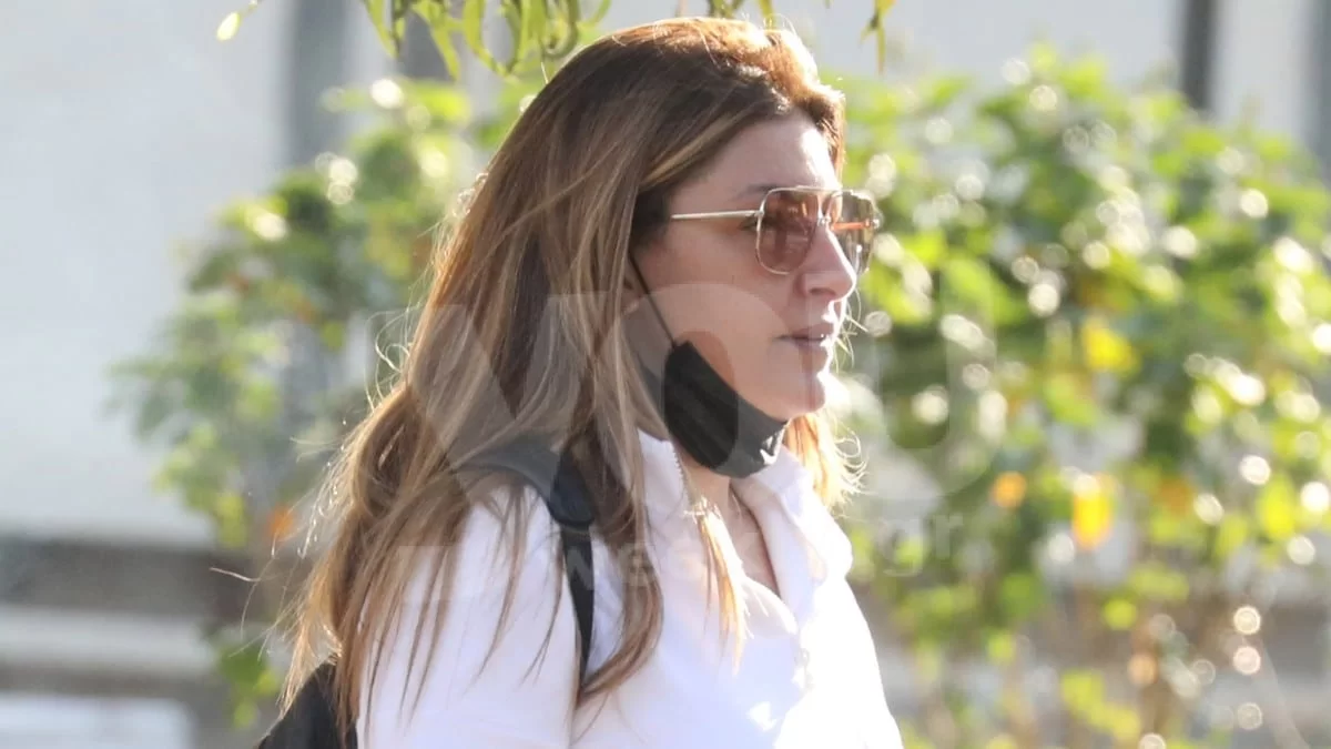 Με ζεβρέ κολάν και εντελώς άβαφτη στην Γλυφάδα η Έλενα Παπαρίζου μετά το τέλος του The Voice