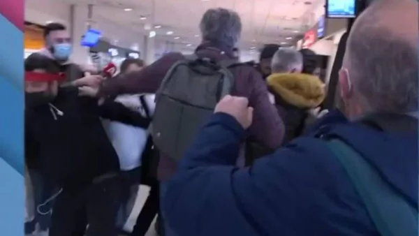 Survivor 5: Χαμός στην επιστροφή του Βαλάντη - Έσπρωξαν με μίσος δημοσιογράφο της εκπομπής Τι λες τώρα