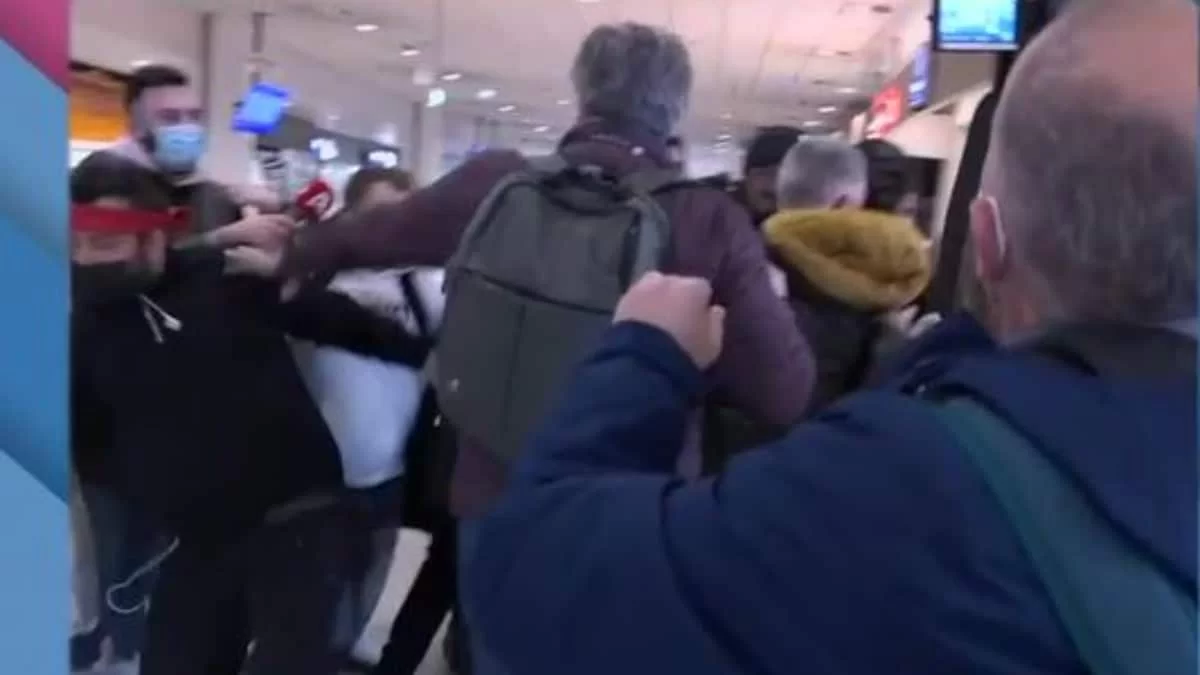 Survivor 5: Χαμός στην επιστροφή του Βαλάντη - Έσπρωξαν με μίσος δημοσιογράφο της εκπομπής Τι λες τώρα