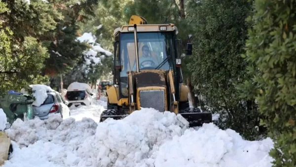 Χαλάνδρι: Μεταφέρουν σε ξενοδοχεία κατοίκους που ακόμη δεν έχουν ρεύμα