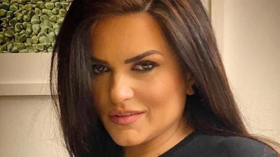 Αδιανόητο: Η Δήμητρα Κατσαφάδου τραγουδάει το Τράβα Μπρος πάνω από τον τάφο της Αλίκης Βουγιουκλάκη