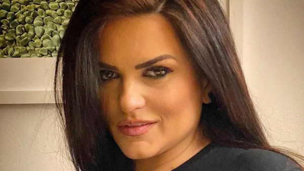 Αδιανόητο: Η Δήμητρα Κατσαφάδου τραγουδάει το Τράβα Μπρος πάνω από τον τάφο της Αλίκης Βουγιουκλάκη