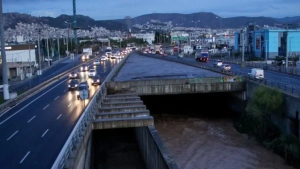 Τρόμος - Γυναίκα έπεσε στον Κηφισό