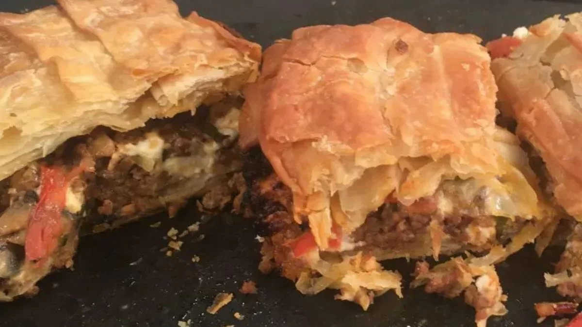 Ζουμερή και πανεύκολη - Κιμαδόπιτα με τριμμένη φέτα και κασέρι