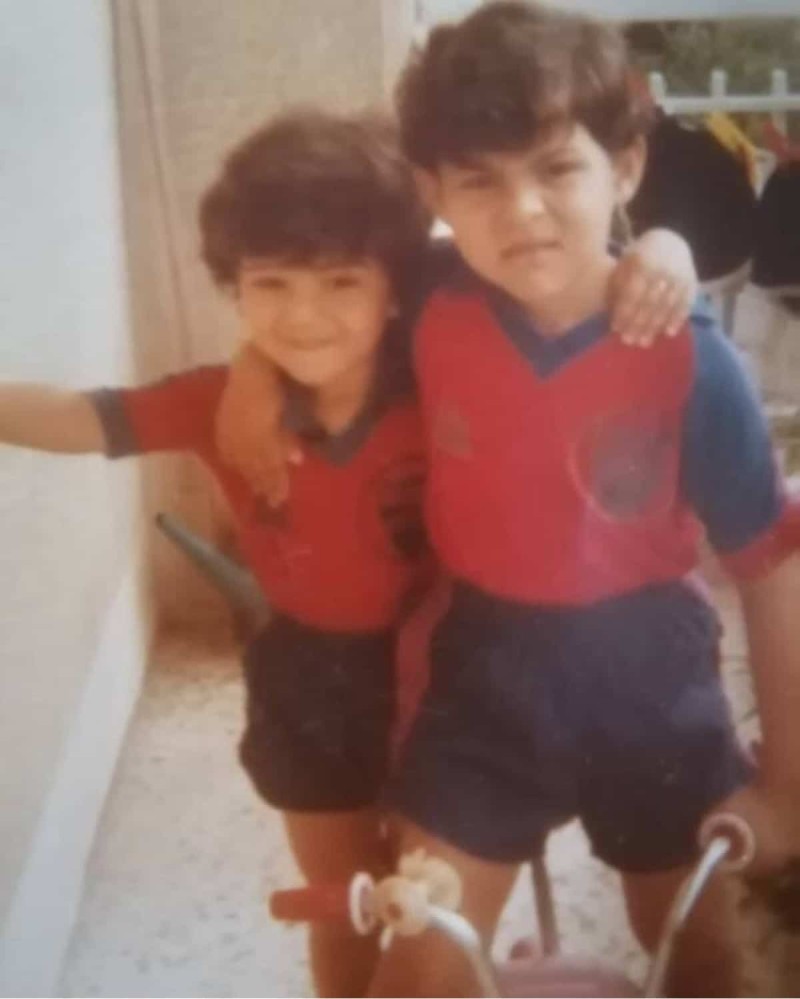 Ο Λεωνίδας Κoυτσόπουλος με τον αδερφό του.