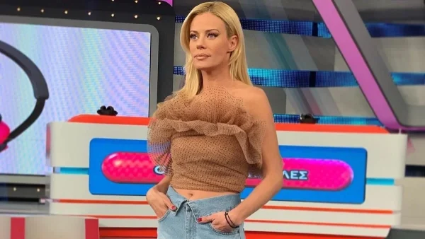 Από 398 ευρώ τώρα μόνο 199 - Ξεπουλάει σαν τρελή στις εκπτώσεις η ολόσωμη φόρμα που φόρεσε η Ζέτα Μακρυπούλια