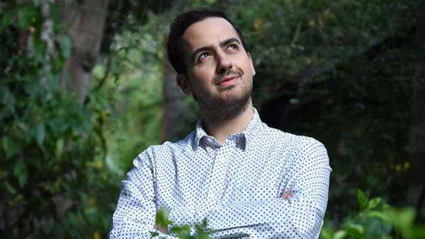 Ο Μαυρίκιος Μαυρικίου έκανε  πρόταση γάμου στην αγαπημένη του - Το εντυπωσιακό μονόπετρο "τράβηξε" το ενδιαφέρον