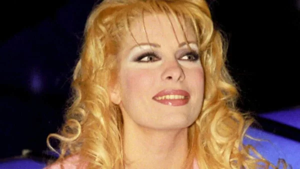 Έχει μείνει στην ιστορία: Η θρυλική φωτογραφία της Ελένης Μενεγάκη από εκδήλωση, χωρίς σουτιέν