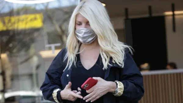 Στο κομμωτήριο με ανοιχτό το κουμπί από το παντελόνι - Η φωτογραφία που είχε προδώσει ότι η Μενεγάκη ήταν έγκυος στη Μαρίνα