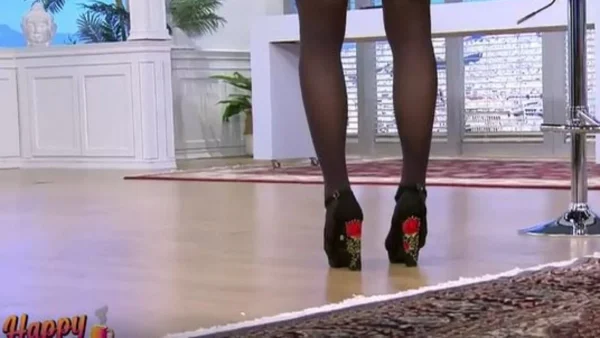 Happy Day: Εμφανίστηκε με μίνι φόρεμα και γόβες - Πήρε την θέση της Σταματίνας Τσιμτσιλή