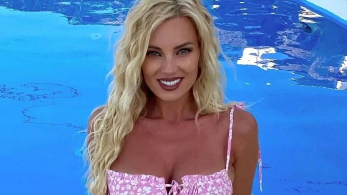 Πιο χαρούμενη από ποτέ η Τζούλια Νόβα - Ποζάρει αγκαλιά με την νεογέννητη κόρη της στα χιόνια