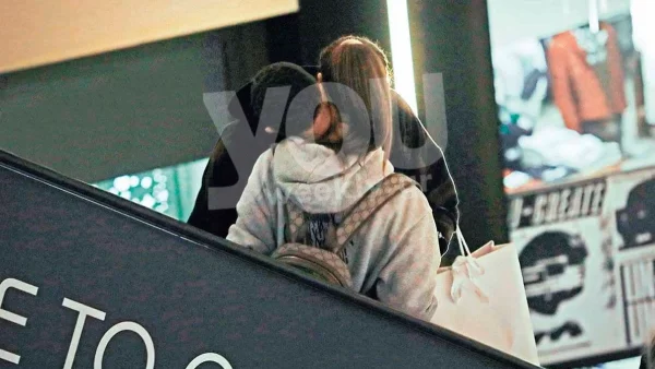 Μόνο εδώ: Καυτά φιλιά και αγκαλιές σε εμπορικό κέντρο για πασίγνωστο ζευγάρι της ελληνικής showbiz