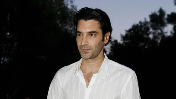 Το MEGA ανέβαλε ξανά την πρεμιέρα της σειράς του Χριστόφορου Παπακαλιάτη