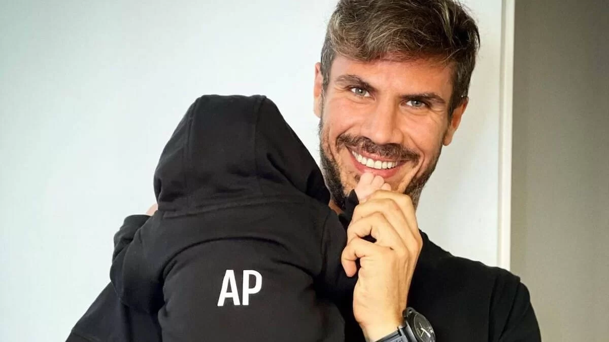 Άκης Πετρετζίκης: Ο γιος του είπε για πρώτη φορά «μπαμπά» και ο σεφ ενθουσιάστηκε - «Ξεκάθαρα το λέει»