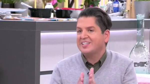Γιάννης Πουλόπουλος: Έδειξε την βέρα του στον αέρα της εκπομπής Super Κατερίνα φωνάζοντας «Είμαι παντρεμένος»