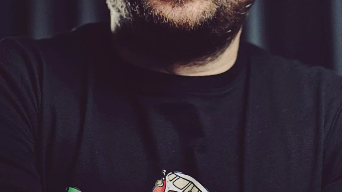 Παντρεύεται γνωστός παρουσιαστής και το ανακοίνωσε στον αέρα του The 2night Show