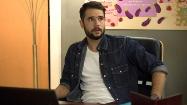 Σε ξένα χέρια: Πως θα αντιδράσει ο Χρύσανθος στην απρόσμενη νυχτερινή επίσκεψη που θα δεχτεί στο γραφείο του;