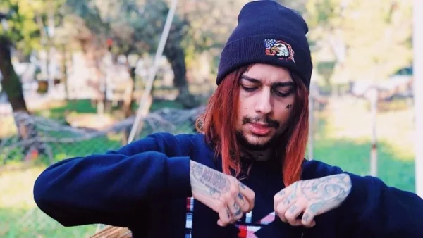 Με καστανά μακρυά μαλλιά και τελείως διαφορετικό στυλ - Δείτε πως είναι σήμερα ο Sin Boy