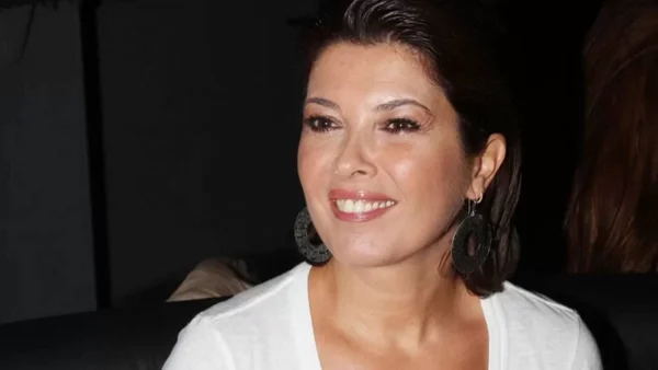 Όλο λευκό με γκρι πατώματα - Το εντυπωσιακό σπίτι της Σοφίας Αλιμπέρτη στην Πάρο