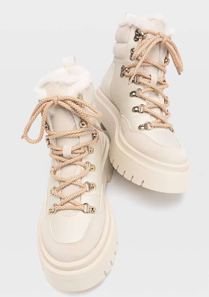 Λευκά μποτάκια με εσωτερική γούνα από τα Stradivarius