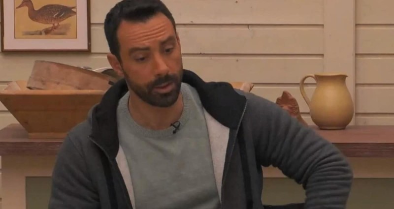 Ο Σάκης Τανιμανίδης φανερά εκνευρισμένος